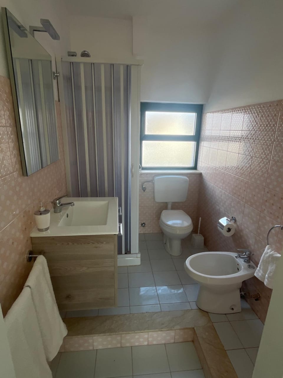 Shower, Toilet, Bathroom, bidet, towels