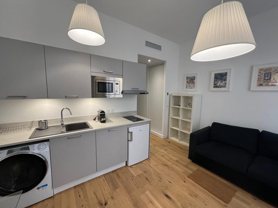 Kitchen or kitchenette, minibar