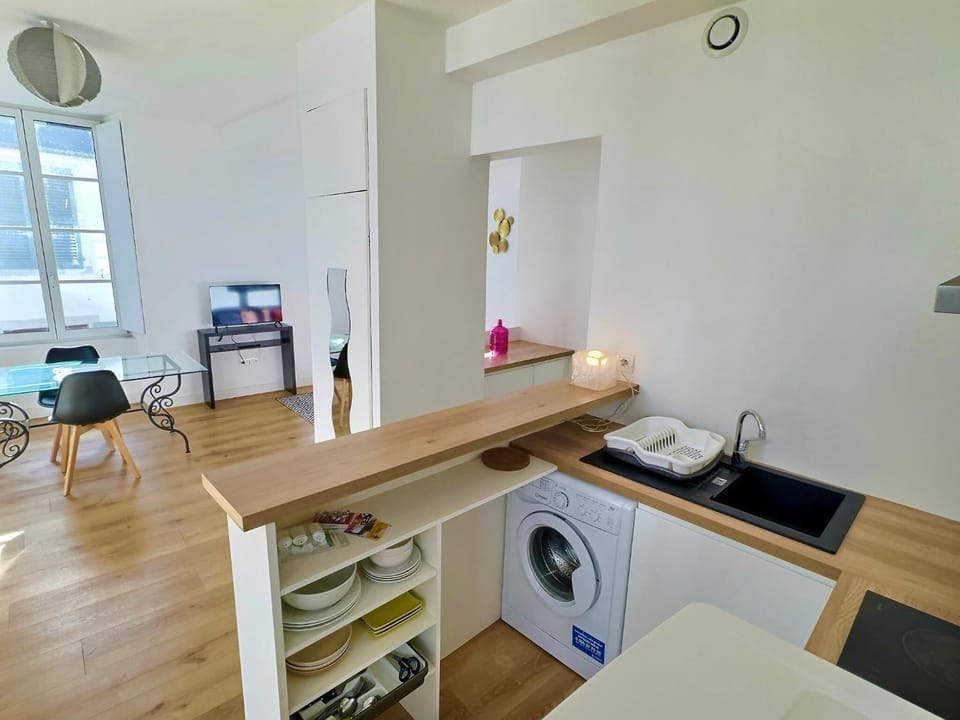 Living room, washing machine, kitchen