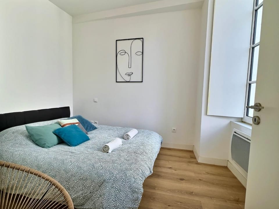Photo of the whole room, Bedroom