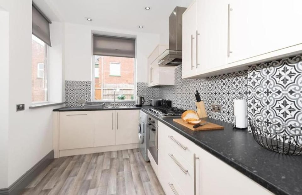 Modern home near the hopsital House in Exeter