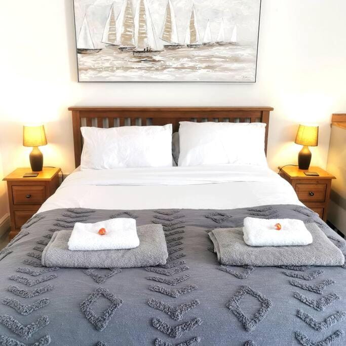 Luxury Cabin with Hot-Tub & Cold Plunge! Cabin in Cheltenham