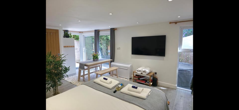 Luxury Cabin with Hot-Tub & Cold Plunge! Cabin in Cheltenham
