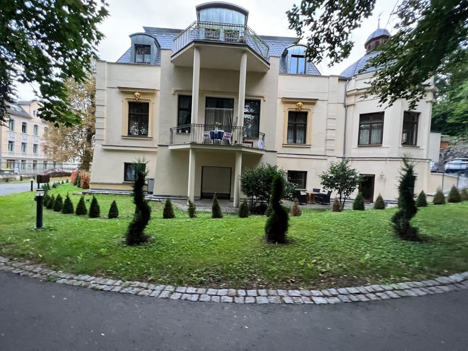 Property building, Garden, Balcony/Terrace