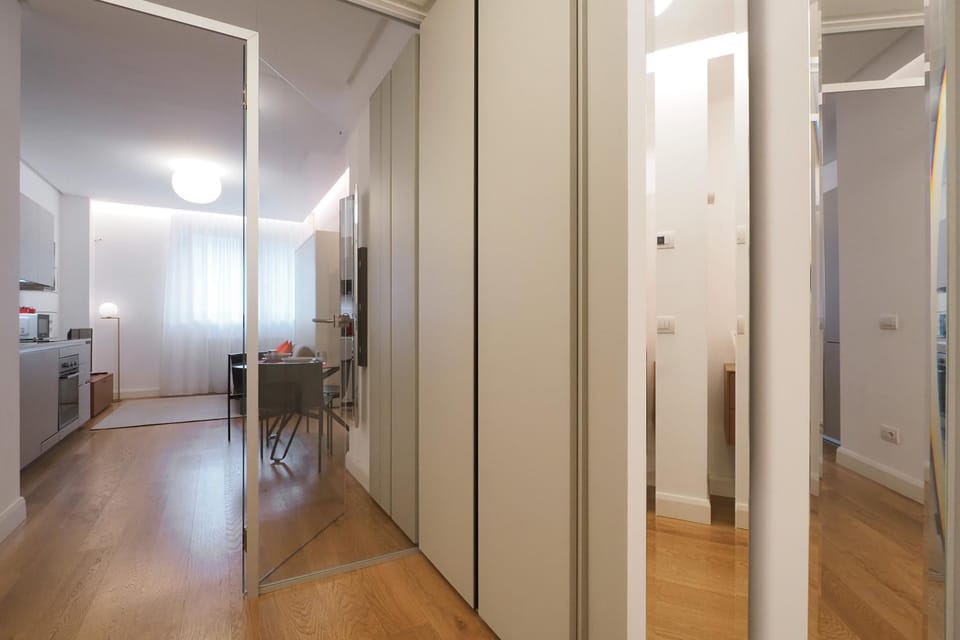 Photo of the whole room, wardrobe, air conditioner