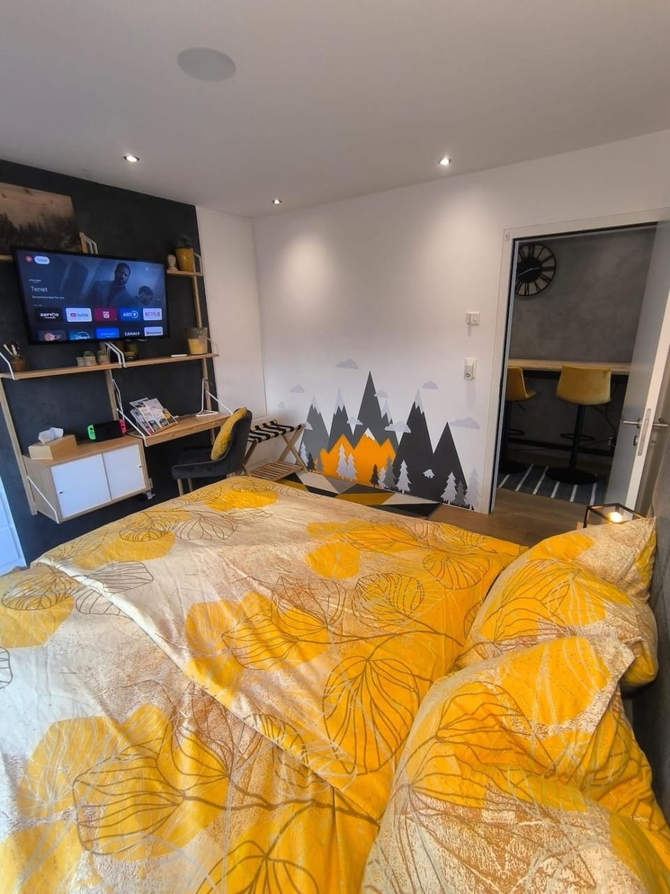 Bed, TV and multimedia, Living room, Seating area, Bedroom