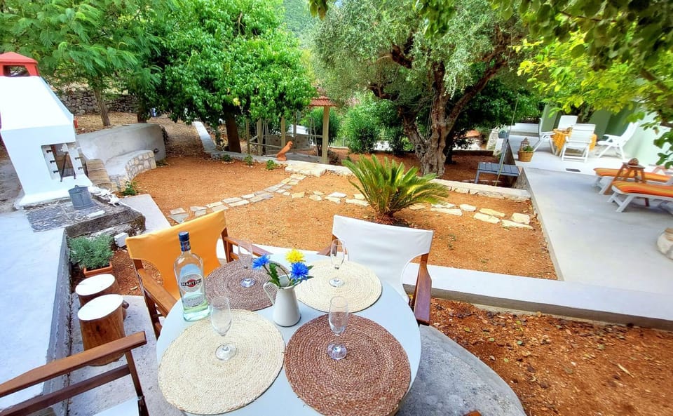 Patio, Garden, Seating area, Dining area, Garden view, Drinks