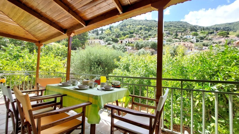 Natural landscape, View (from property/room), Balcony/Terrace, Dining area, Garden view, Mountain view