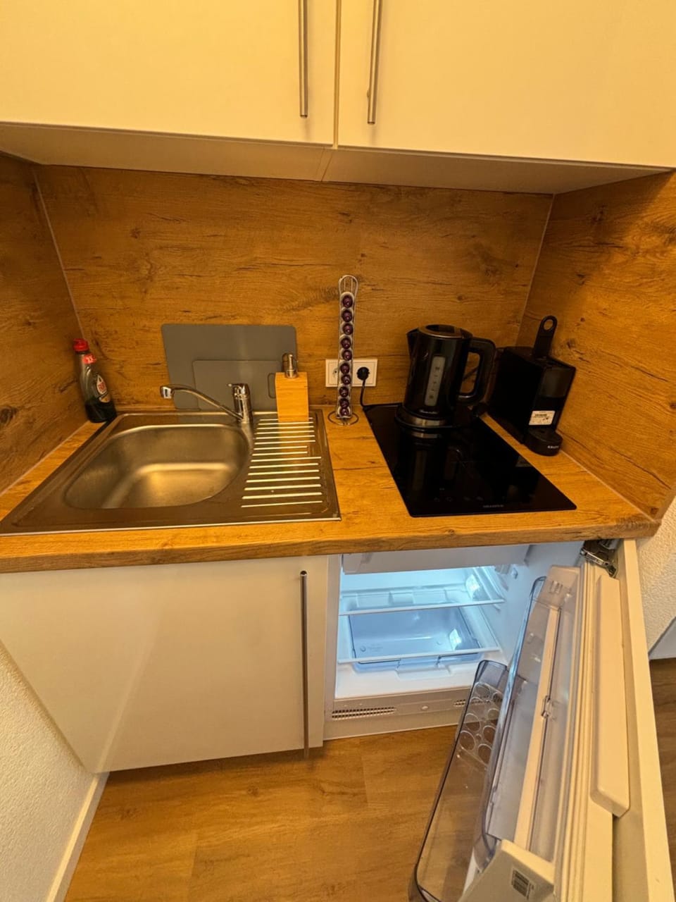 Coffee/tea facilities, Kitchen or kitchenette, stove