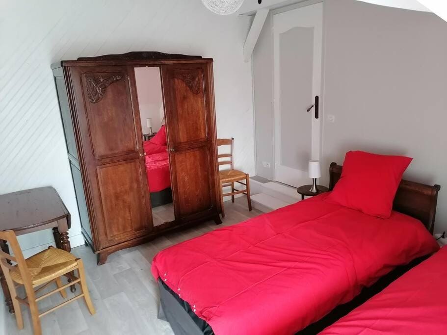Photo of the whole room, Bedroom