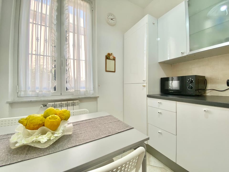 Kitchen or kitchenette, minibar, stove