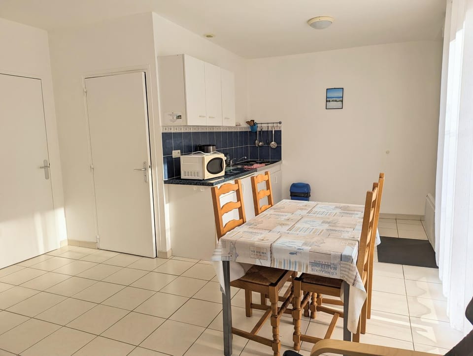 Kitchen or kitchenette, Living room, Seating area, Dining area, minibar, oven, pet friendly, stove, toaster