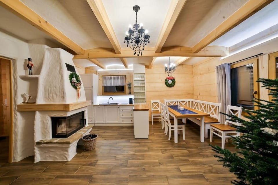 Dom na Zapotoczu. Góralski dom na wyłączność na szczycie skały. Chalet in Lesser Poland Voivodeship
