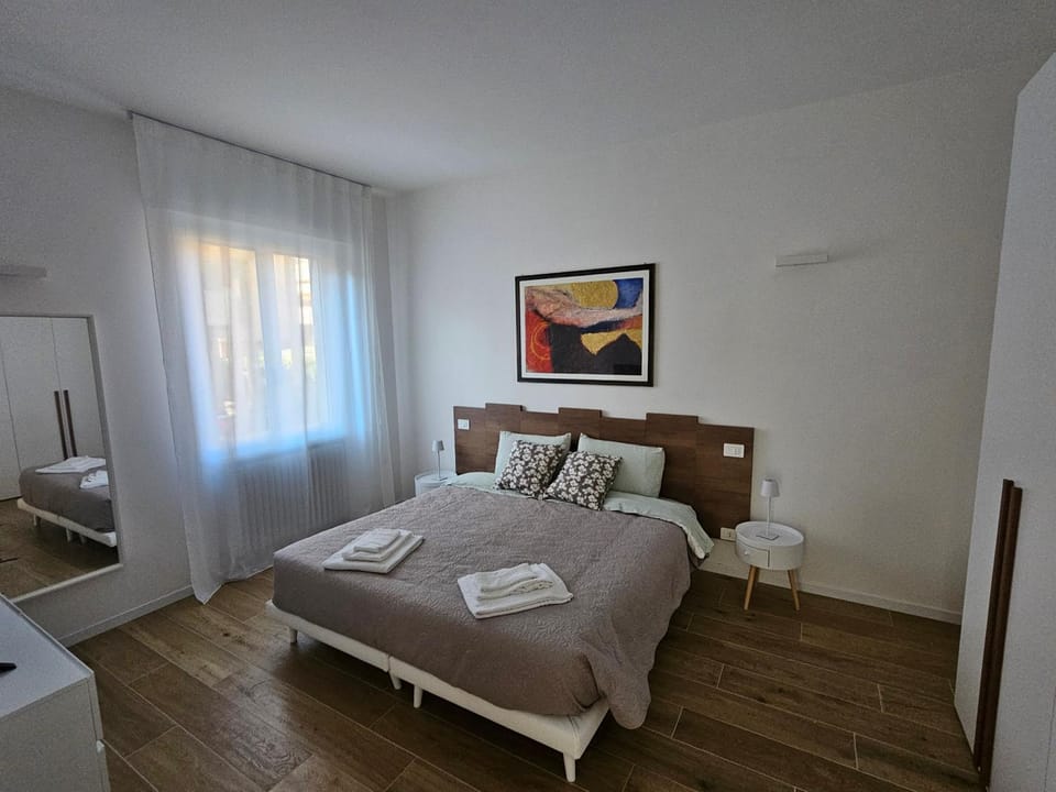 Bed, Bedroom, towels