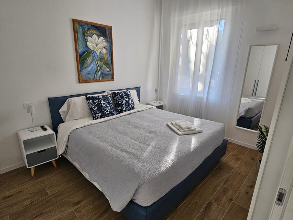 Bed, Bedroom, towels, wardrobe