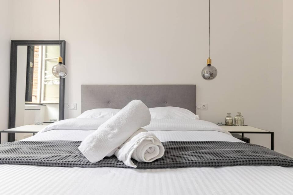 Bed, Bedroom, towels