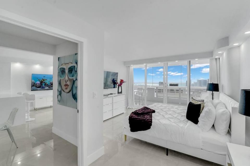 Bed, Bathroom, TV and multimedia, Balcony/Terrace, Living room, Photo of the whole room, Bedroom, City view, Sea view, wardrobe