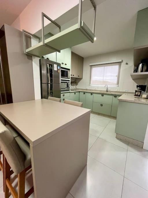 Kitchen or kitchenette, Dining area, minibar, pet friendly, stove