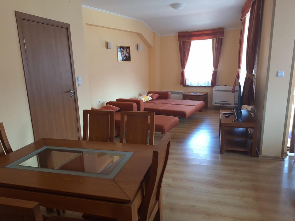 Bed, Living room, Photo of the whole room, Seating area, Dining area, Bedroom