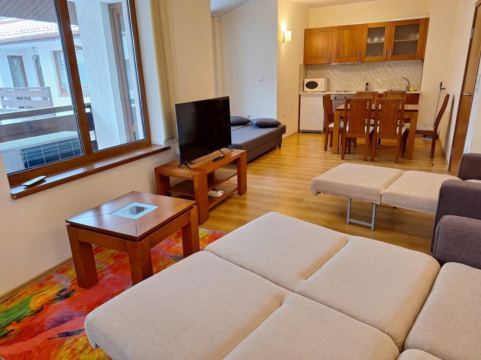 Communal lounge/ TV room, TV and multimedia, Kitchen or kitchenette, Living room, Seating area, Dining area, Evening entertainment, minibar, oven, stove