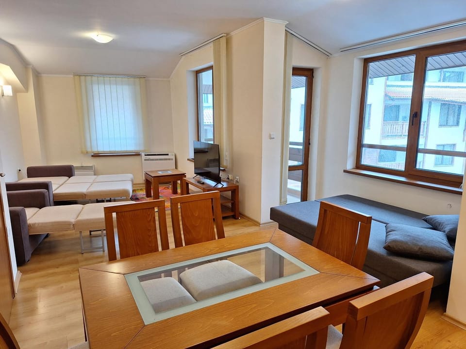 Bed, Living room, Photo of the whole room, Seating area, Dining area, Bedroom
