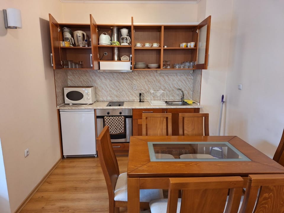 Kitchen or kitchenette, Dining area, minibar, oven, pet friendly, stove, toaster, washing machine