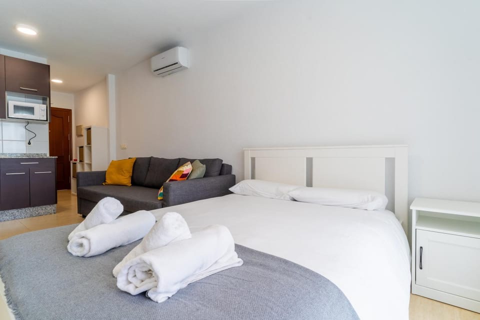 Bed, towels, air conditioner