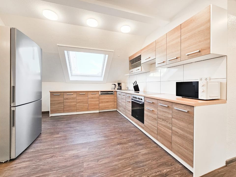 Coffee/tea facilities, dishwasher, microwave, oven, stove, kitchen