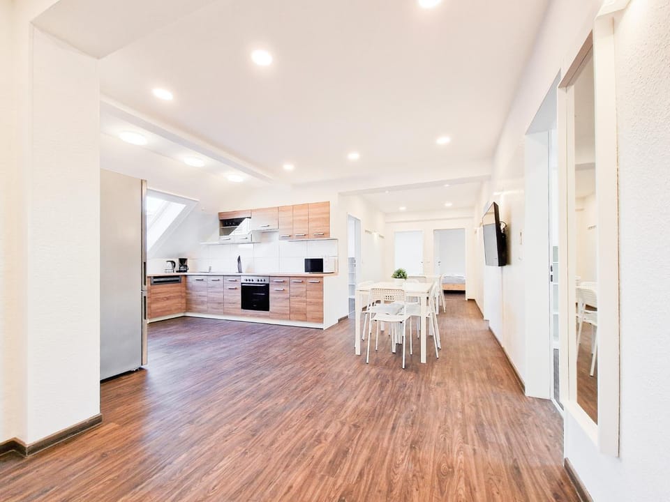 TV and multimedia, Coffee/tea facilities, Dining area, dishwasher, microwave, oven, stove, kitchen