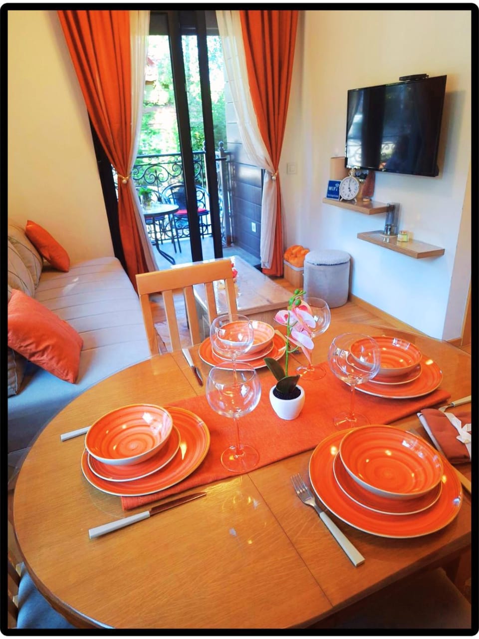 Communal lounge/ TV room, TV and multimedia, Living room, Food and drinks, Seating area, Dining area, Evening entertainment, Food