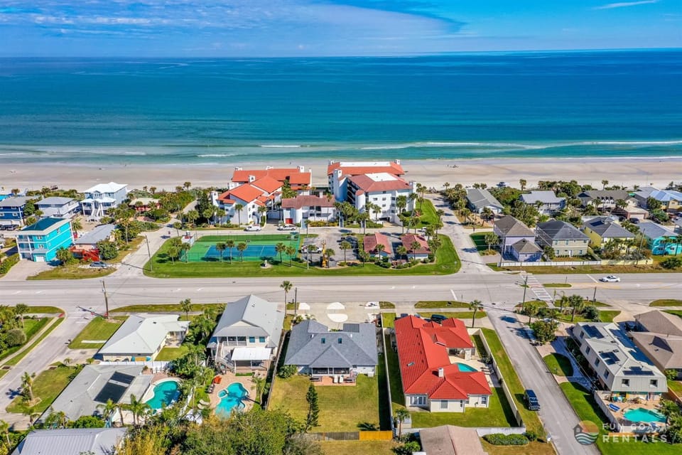 Large House, Ping-Pong, Pool Table, Dog Friendly, Steps to Beach & Private Yard! House in New Smyrna Beach