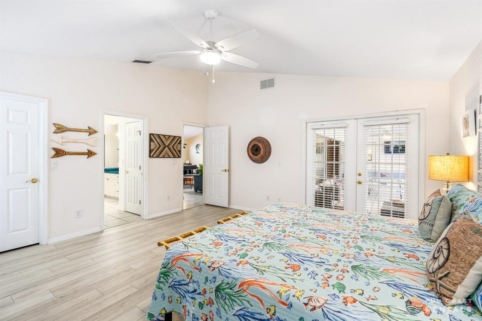 Large House, Ping-Pong, Pool Table, Dog Friendly, Steps to Beach & Private Yard! House in New Smyrna Beach