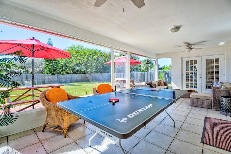Large House, Ping-Pong, Pool Table, Dog Friendly, Steps to Beach & Private Yard! House in New Smyrna Beach