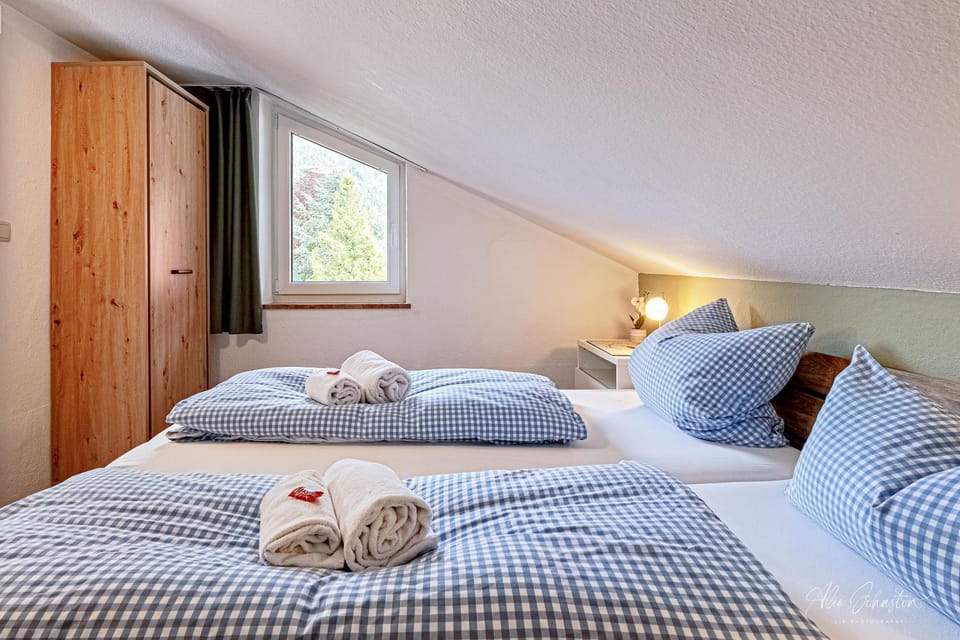 Bed, Bedroom, towels