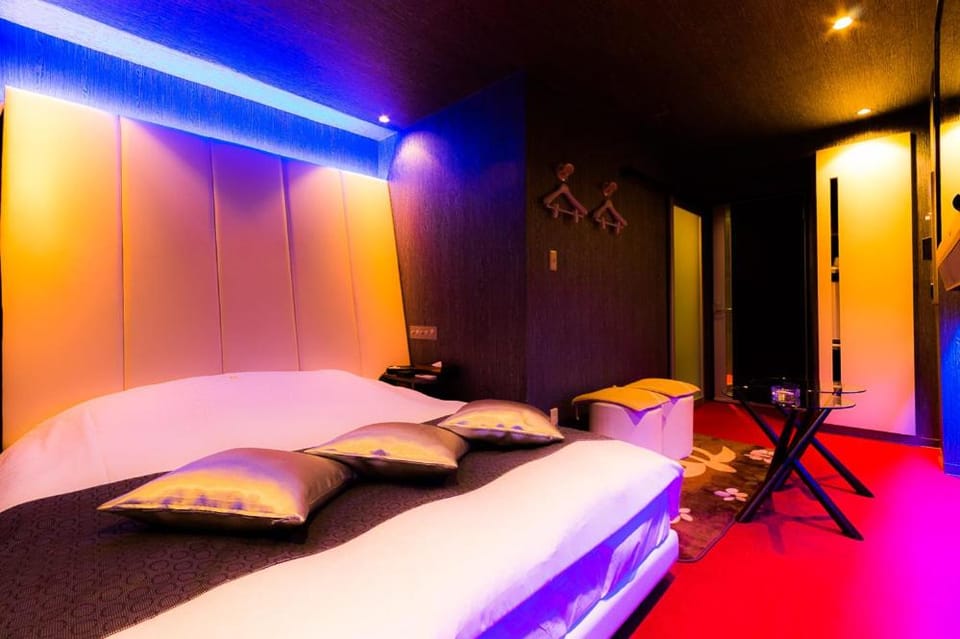 Shower, Toilet, Bed, Property logo or sign, Bathroom, Food, Meals, Drinks, Alcoholic drinks, Non alcoholic drinks, Bath, bidet, hair dryier, heating, internet, microwave, room service, soundproof, towels, air conditioner