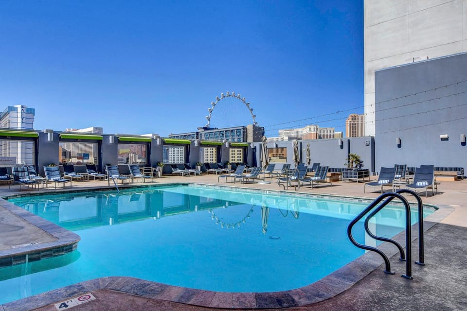 Day, Pool view