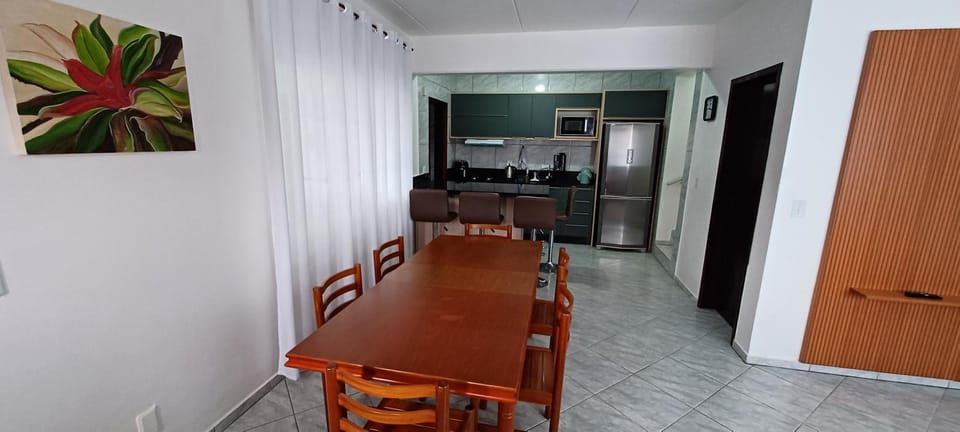 Kitchen or kitchenette, Dining area, minibar, oven, pet friendly, stove