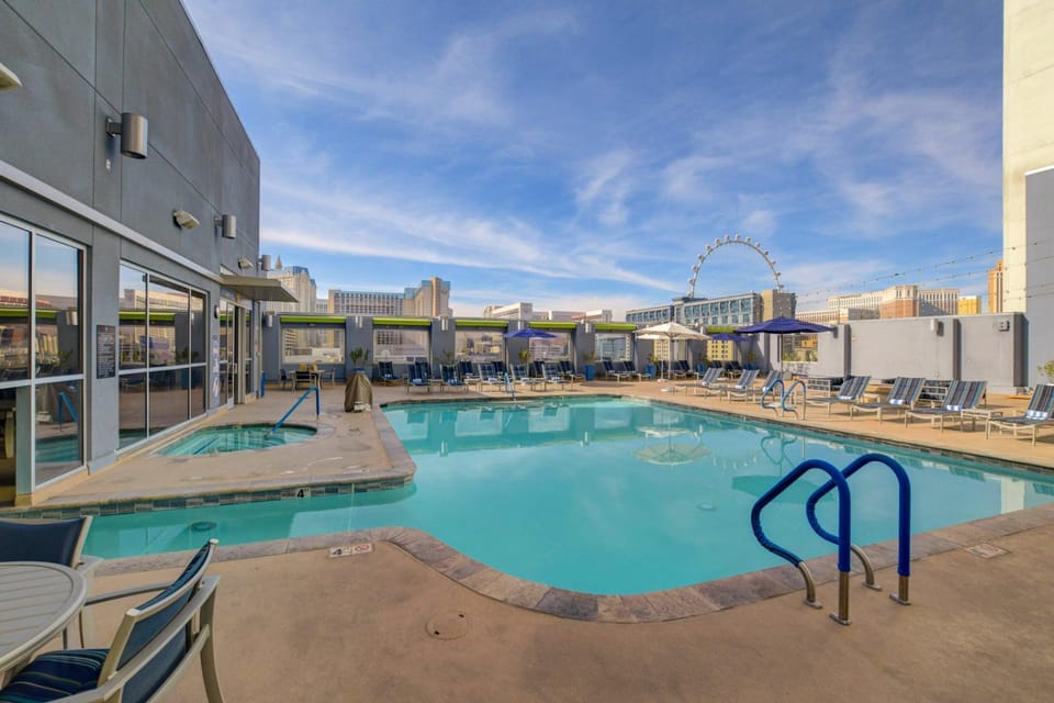 Pool view, Swimming pool, sunbed