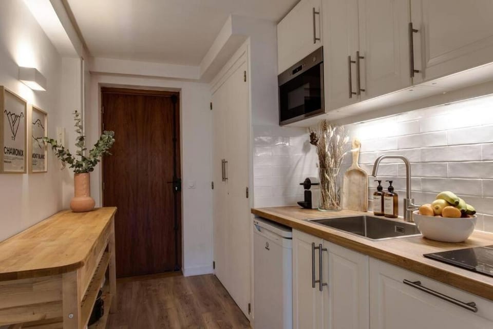 Coffee/tea facilities, Kitchen or kitchenette, stove