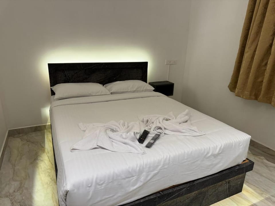 Bed, Bedroom, towels