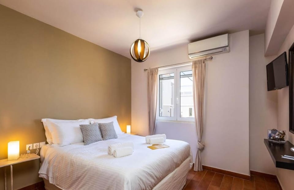 Bed, Photo of the whole room, Bedroom, towels, air conditioner