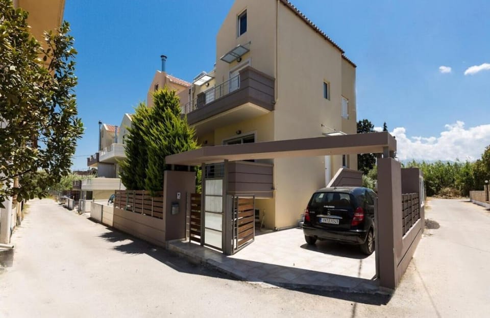 Property building, Day, Neighbourhood, Street view, Parking