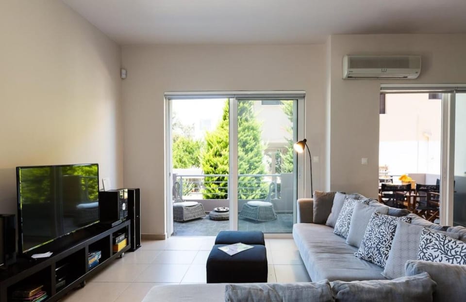 Communal lounge/ TV room, TV and multimedia, Living room, Seating area, air conditioner