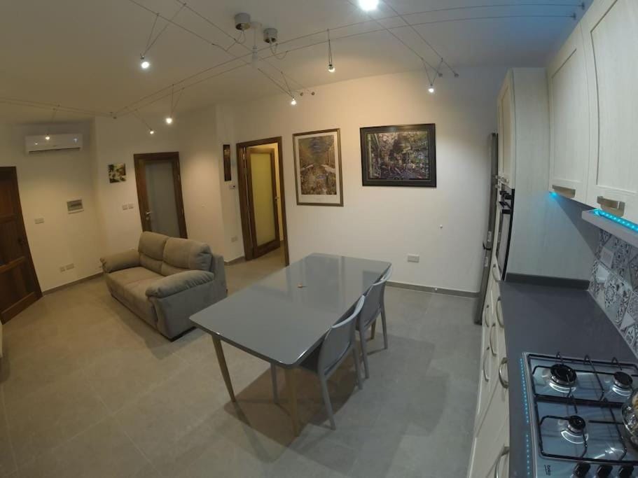 TV and multimedia, Kitchen or kitchenette, Living room, Seating area, Dining area