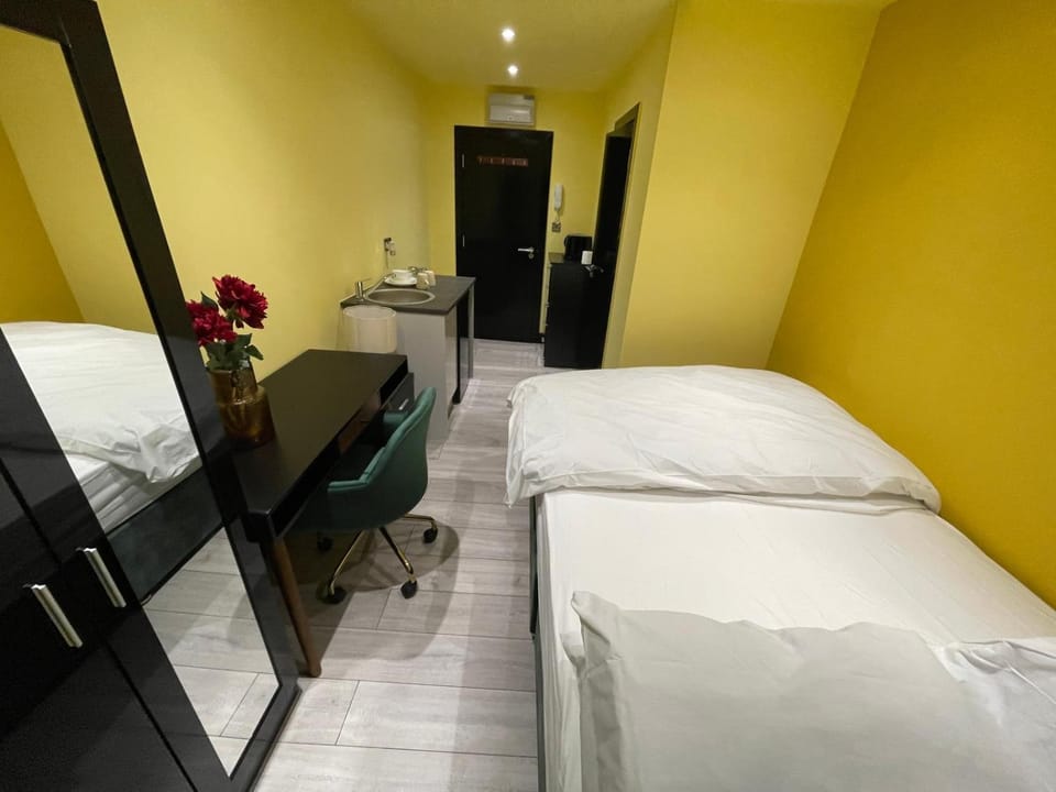 Private Family and Business Rooms Harrow Fast WiFi Bed and Breakfast in Pinner