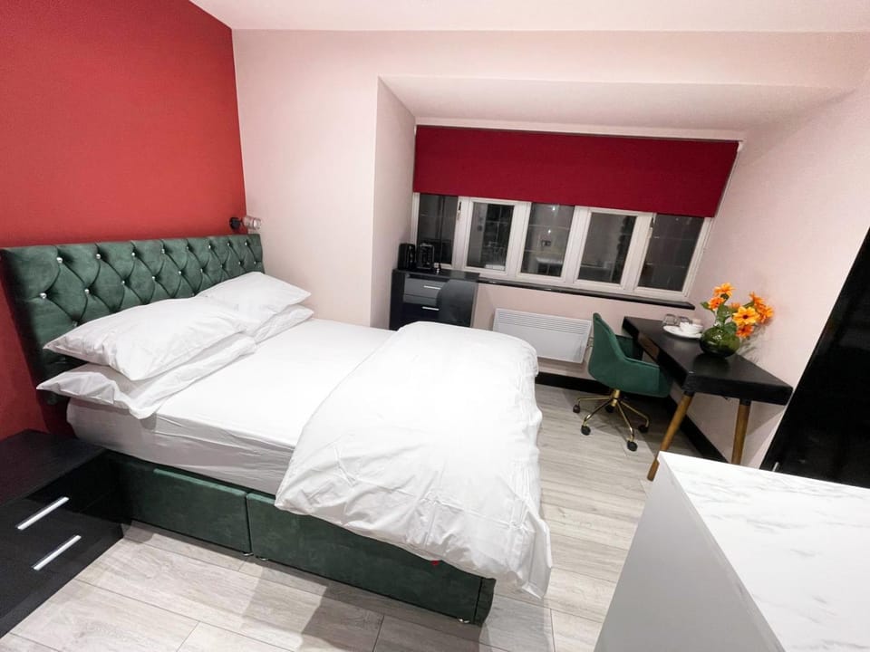 Private Family and Business Rooms Harrow Fast WiFi Bed and Breakfast in Pinner