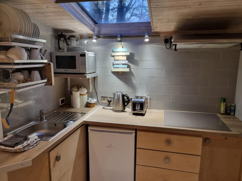 Coffee/tea facilities, Kitchen or kitchenette, minibar, stove, toaster
