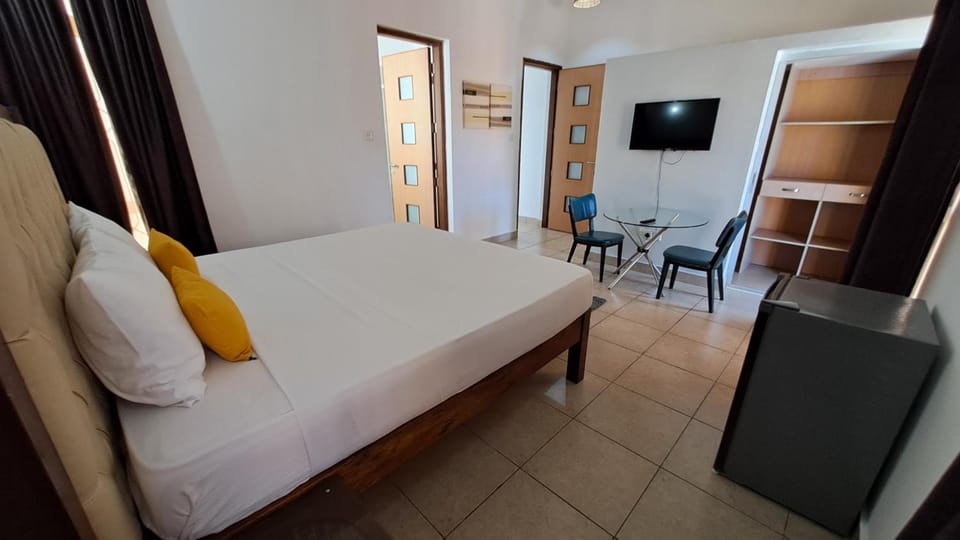 Bed, TV and multimedia, Seating area, Bedroom
