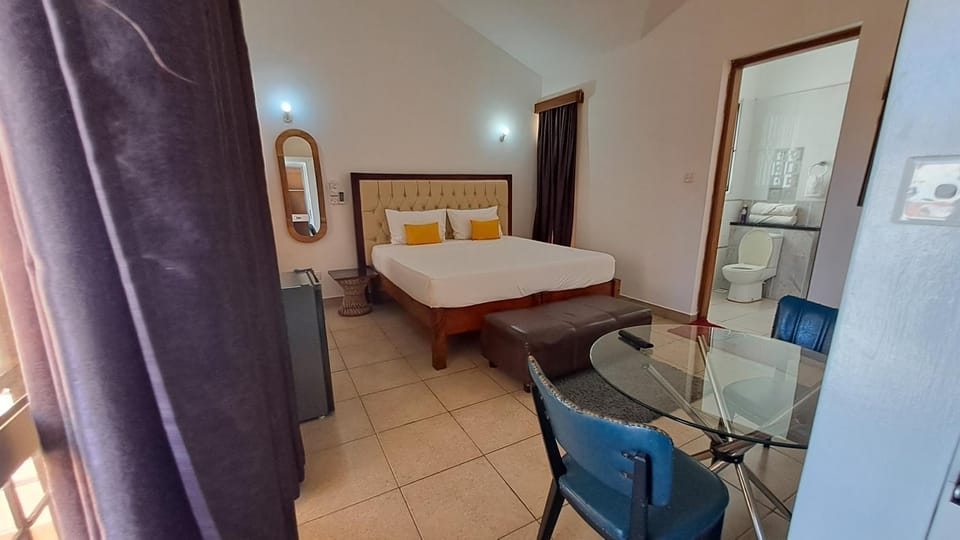 Bed, TV and multimedia, Photo of the whole room, Bedroom