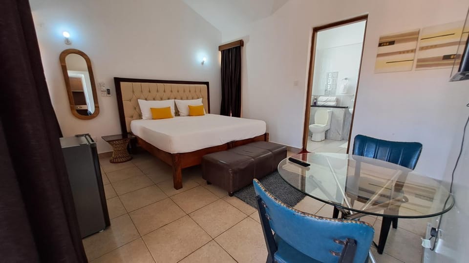 Bed, Photo of the whole room, Seating area, Bedroom